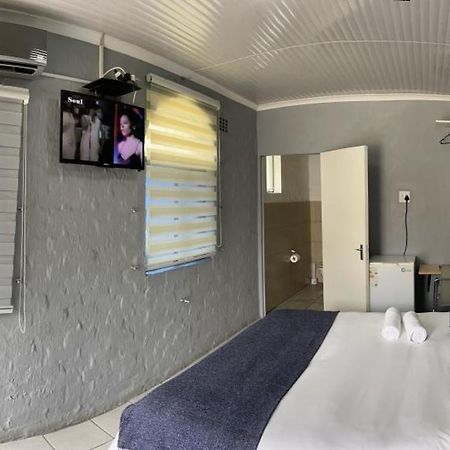 Host Hub Guest House Kempton Park Eksteriør billede