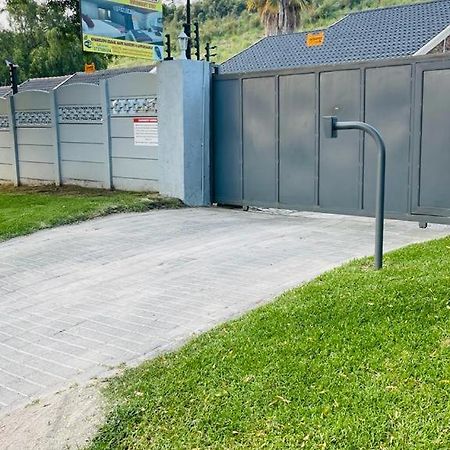 Host Hub Guest House Kempton Park Eksteriør billede