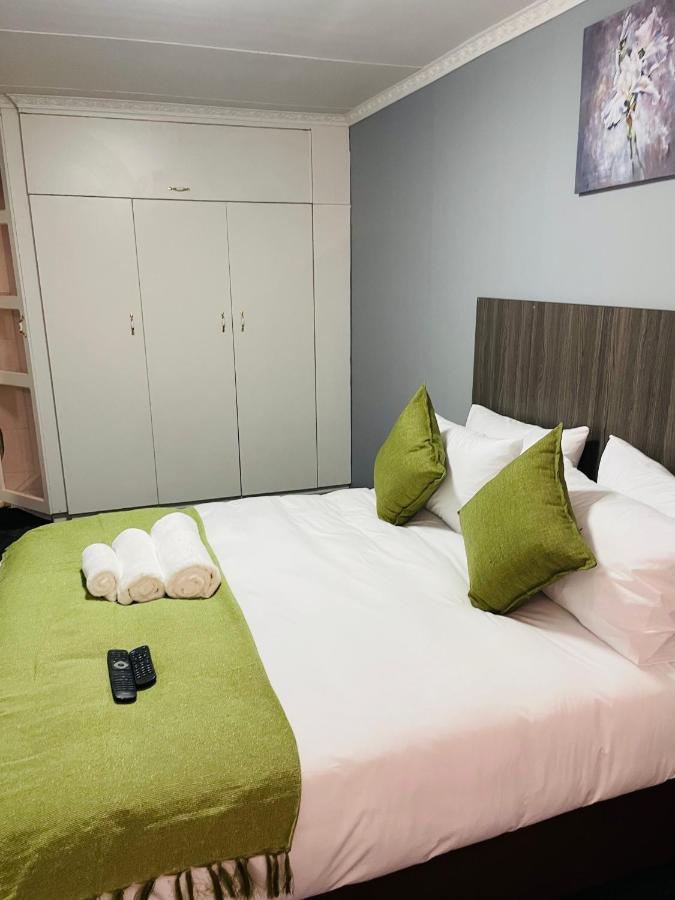 Host Hub Guest House Kempton Park Eksteriør billede