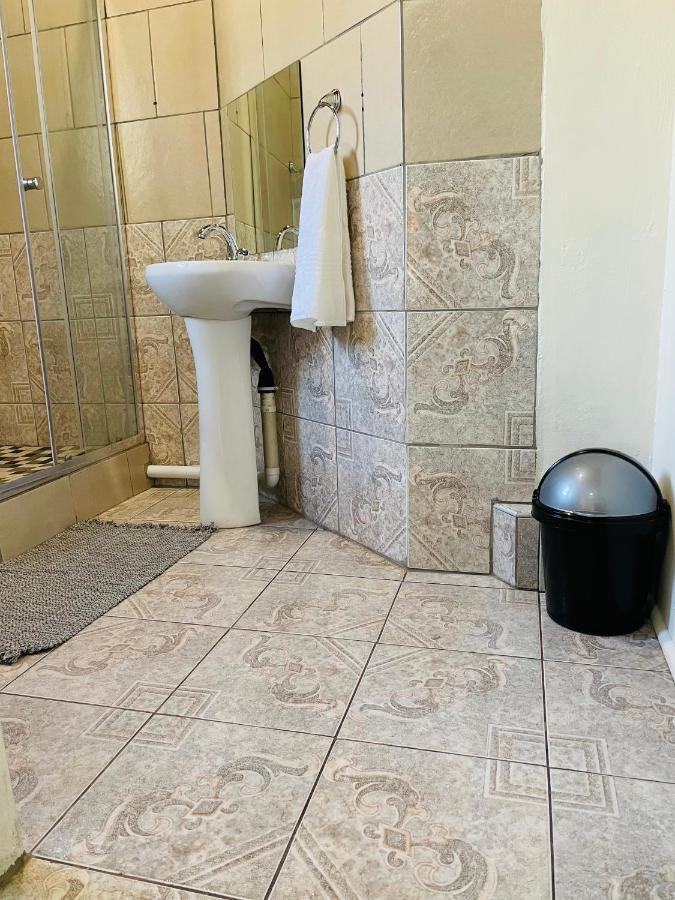 Host Hub Guest House Kempton Park Eksteriør billede