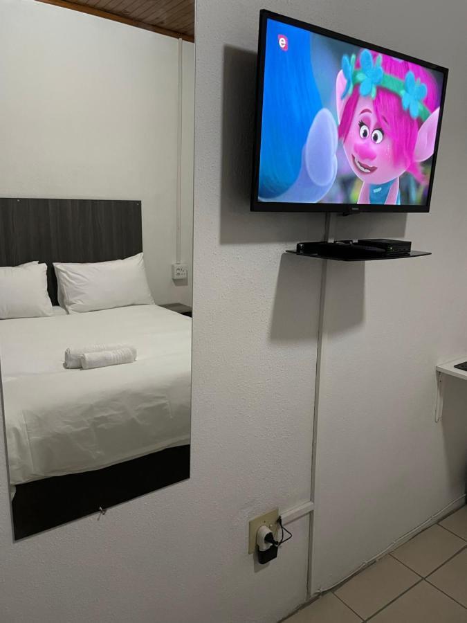 Host Hub Guest House Kempton Park Eksteriør billede