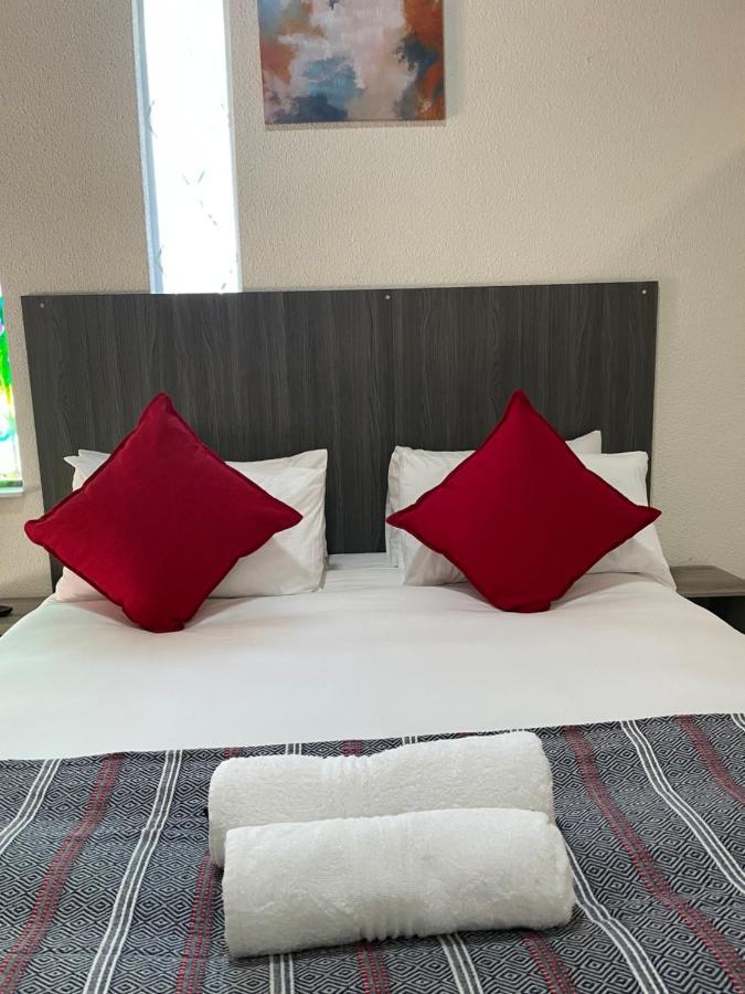 Host Hub Guest House Kempton Park Eksteriør billede