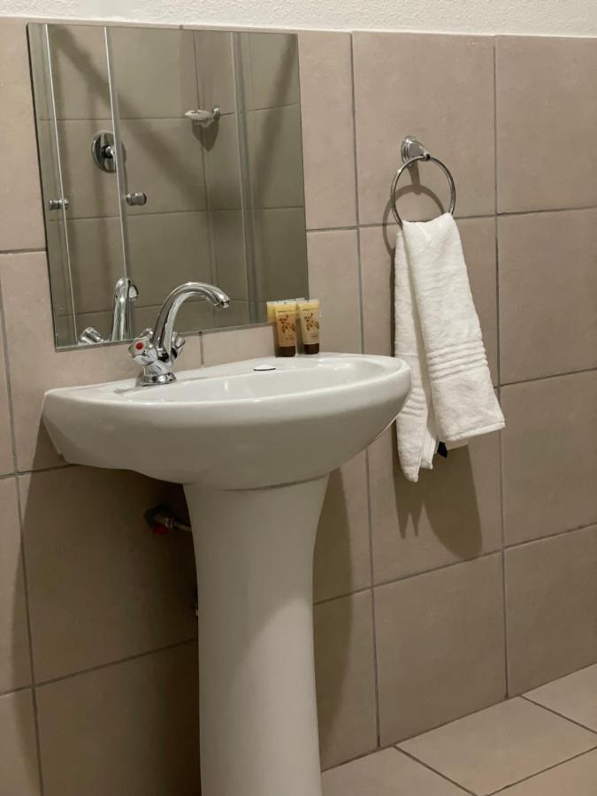 Host Hub Guest House Kempton Park Eksteriør billede