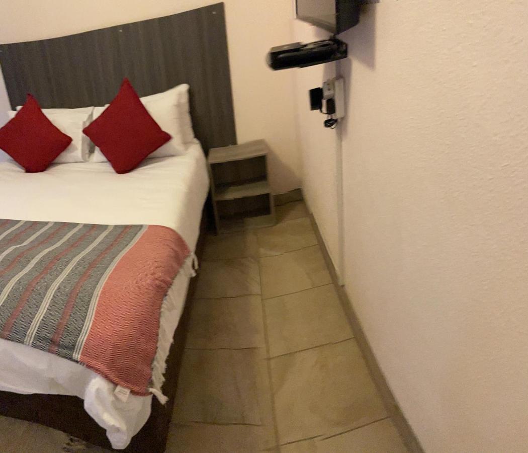 Host Hub Guest House Kempton Park Eksteriør billede