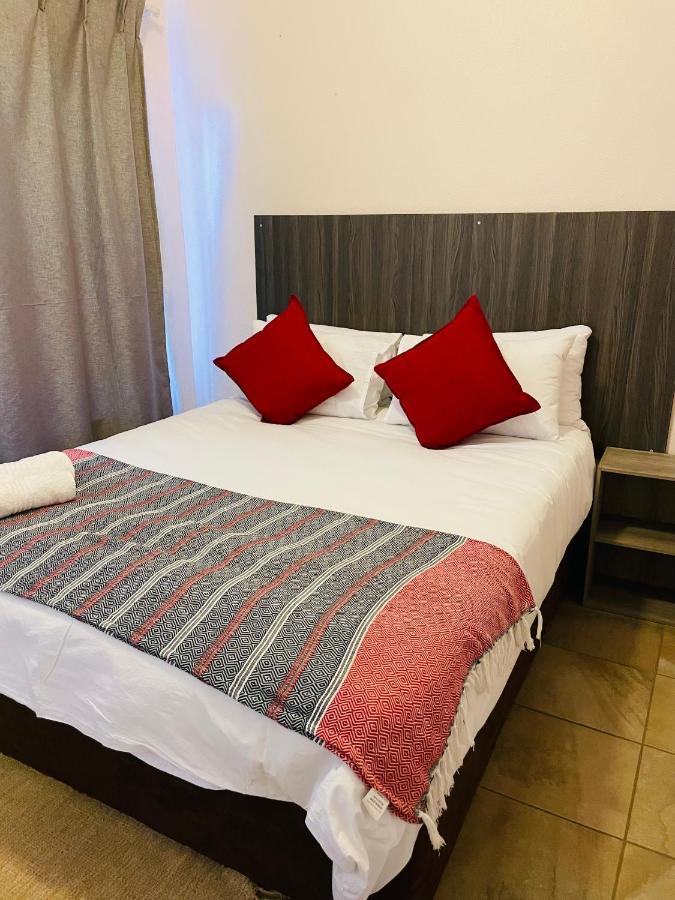 Host Hub Guest House Kempton Park Eksteriør billede