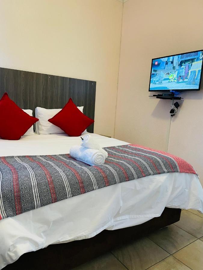 Host Hub Guest House Kempton Park Eksteriør billede