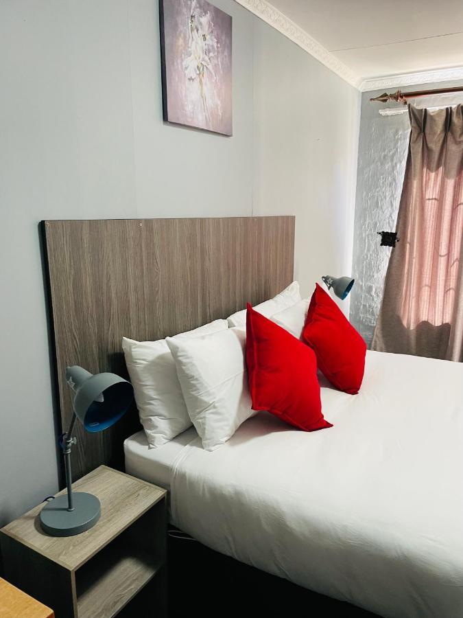 Host Hub Guest House Kempton Park Eksteriør billede