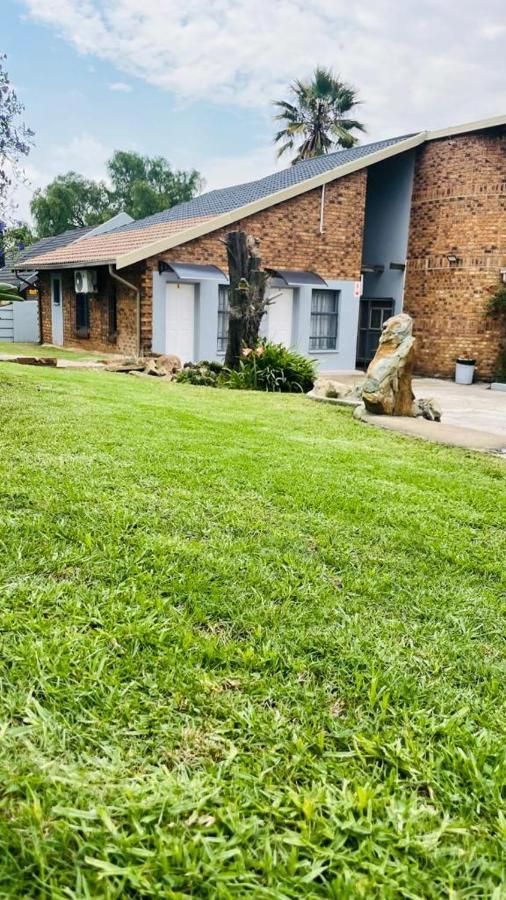 Host Hub Guest House Kempton Park Eksteriør billede